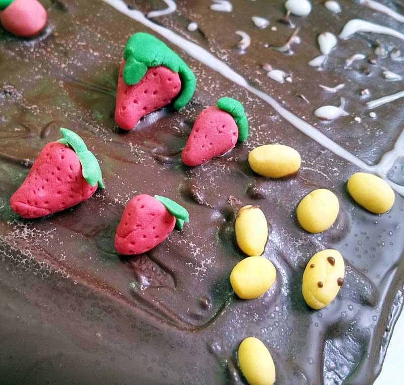 Motivtorte gemüsegarten: kuchen dekorieren mit fondant figuren