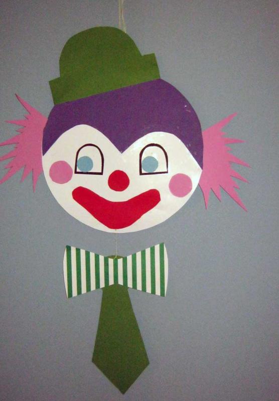 Step-by-Step Bastelanleitungen: Bastelvorlage Clown aus Tonpapier selber basteln -- Schritt 8