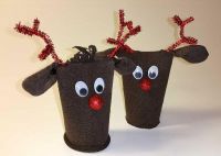 Weihnachtsdeko basteln: Rentier selber machen aus Klopapierrollen und Socken